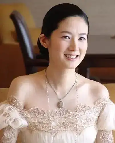 据说1999年沈银河拍摄《爱的肢解》时,认识了相差9岁的郑豪泳.