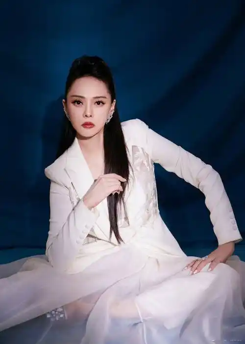 伊能静的脸型属于典型的巴掌脸,有着娇小的脸型和忽闪的大眼睛,如果你