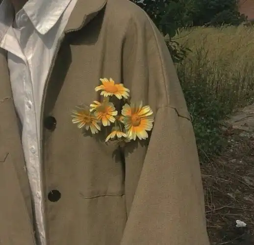 有一张图是一个男生拿着手捧花只有手臂和花在照片里有人知道吗