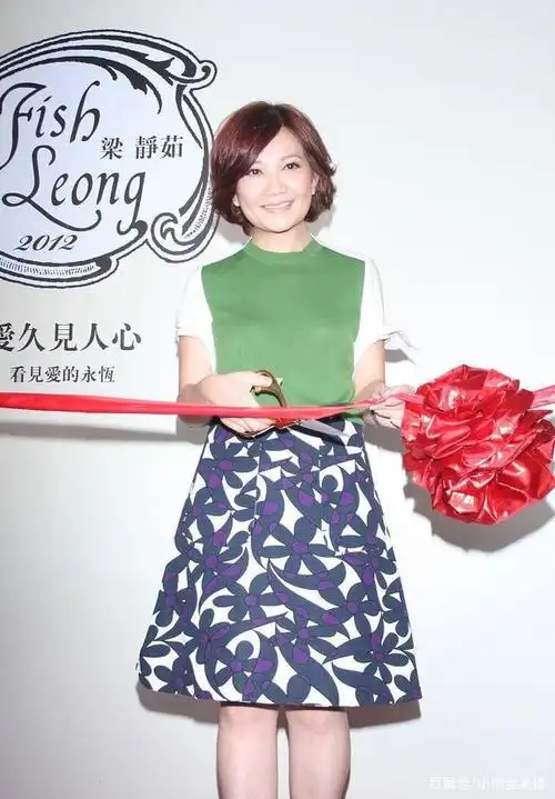 梁静茹真的好有勇气,手臂不细还要穿无袖裙,还好气质顶得住