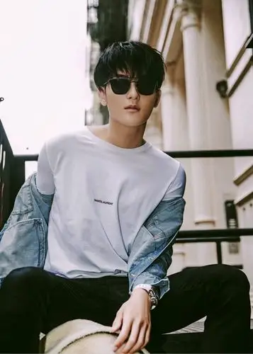 黄子韬受邀纽约男装周 街拍大片曝光男友力max