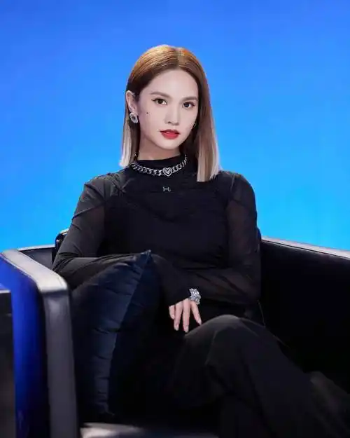 杨丞琳《沸腾校园》一刀切短发造型写真 秀性感小蛮腰笑容治愈_杨丞琳