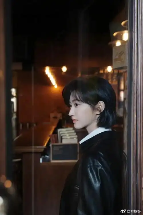 景甜皮衣短发好潇洒 老公姐造型锐利率性气场全开|景甜|短发|裤装