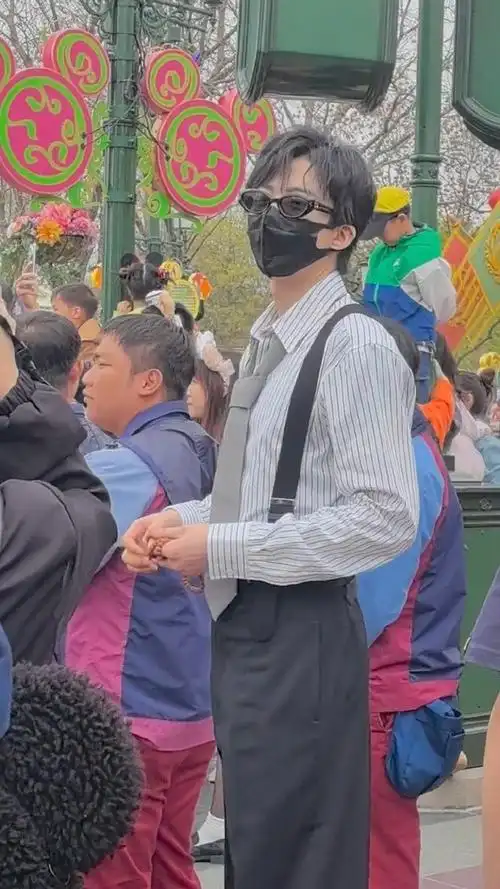 迪士尼偶遇刘宇宁##刘宇宁 迪士尼乐园##刘宇宁珠帘玉幕##珠帘玉幕