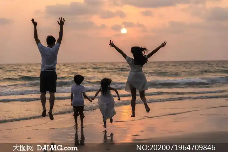 晚霞下欢呼雀跃的四口之家高清图片