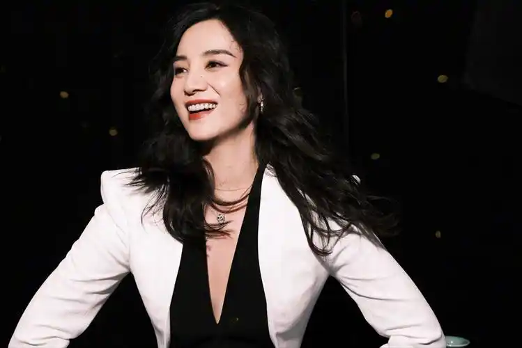 回顾宋佳:因事业放弃陈龙,因婚姻放弃张黎,今42岁仍未婚_感情_女孩子