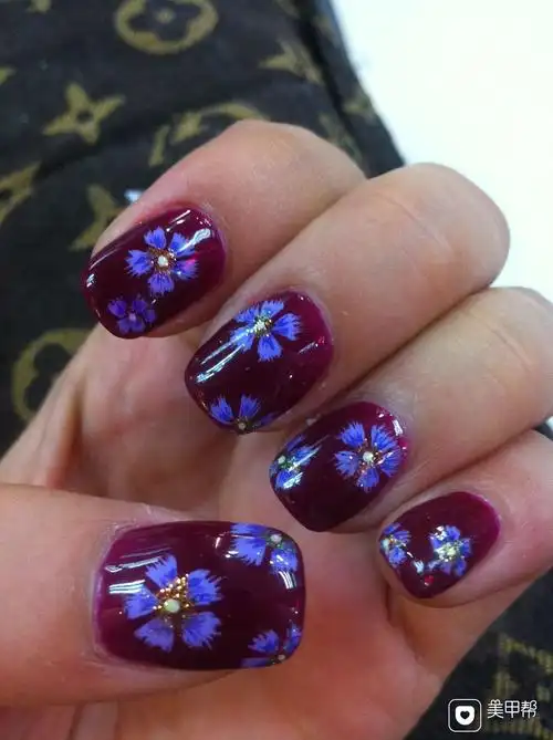 方圆形光疗红色简约小花,初学者美甲图片