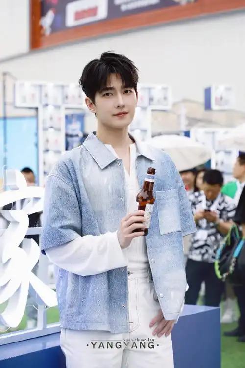 杨洋#电视剧电影综艺花絮路透生日会跳舞舞蹈 西装机场私服造型 活