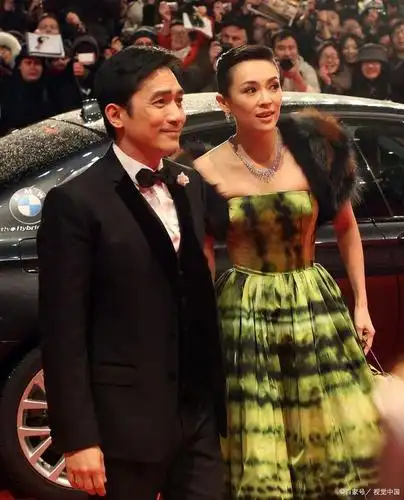 章子怡和梁朝伟在人群中.