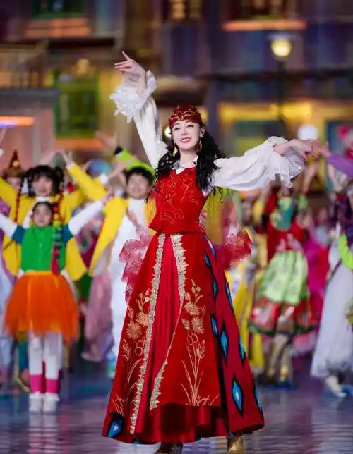 迪丽热巴春晚造型好美_新疆_才华_民族