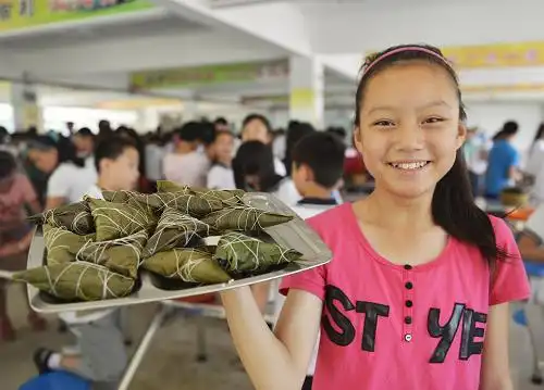 学包粽子迎端午