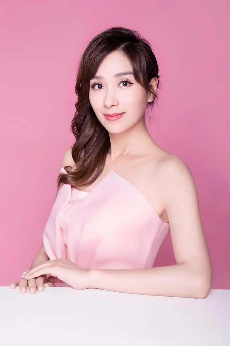 杨恭如圣诞写真曝光 着粉裙露香肩展冻龄美貌__凤凰网