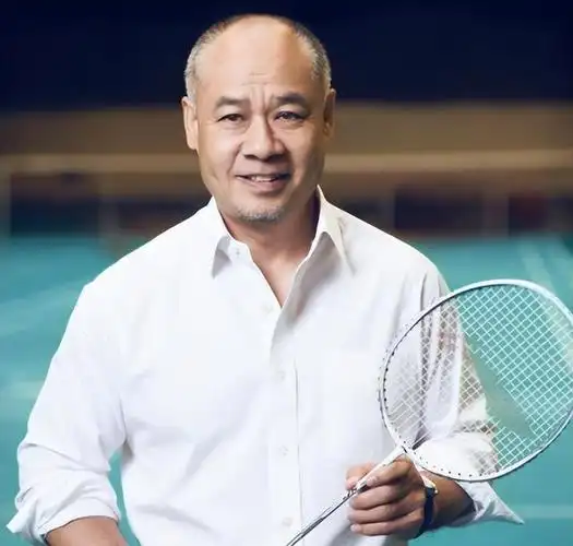 61岁李宁回广西祭祖,头发稀疏打扮朴素,子女现身陪同