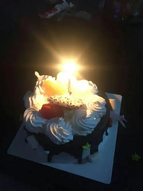 喜欢点蜡烛,喜欢吹蜡烛,喜欢唱生日歌,还喜欢吃生日蛋糕