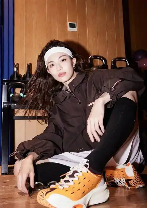 钟楚曦穿运动装活泼俏皮披散长发戴墨镜酷感十足