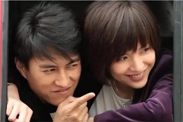 回顾靳东:与离过婚的江珊同居5年,为何又转身娶了二婚的李佳?