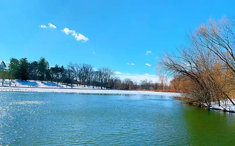 蔚蓝清澈的湖泊3840x2160分辨率下载,蔚蓝清澈的湖泊,图片,壁纸,摄影