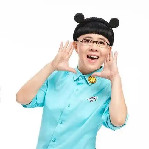 头顶着一团绿色毛线的毛毛虫哥哥,以及戴着小丑鼻子的主持人阿偶,都给