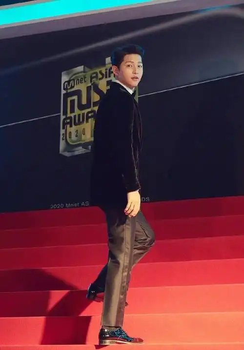 宋仲基瘦身成功重拾少年感西装穿出高级贵气看着很有迷人魅力