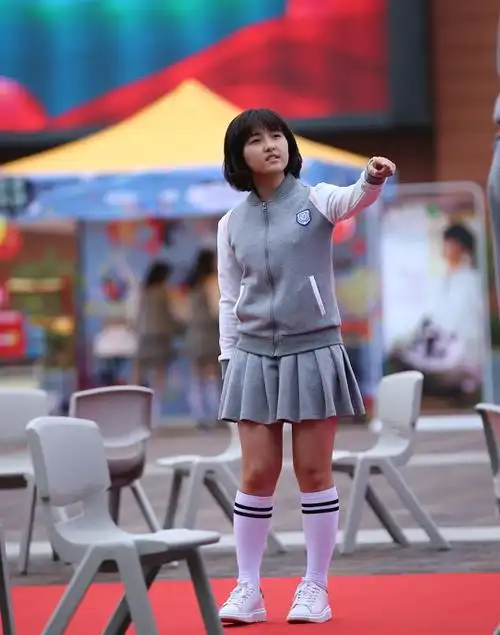 原创张子枫到底有多邻家穿短裙从多肉腿变仙鹤腿靠的不仅是毅力