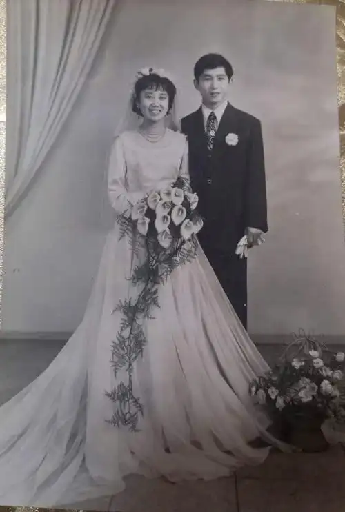 1982年补拍.新娘1980年2月6日结婚,那时候26岁,当时未拍婚照.
