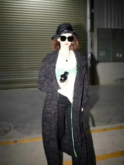 明星同款戚薇内衣外穿的t恤