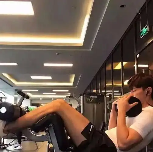 邓伦健身照,肌肉线条更添帅气,痞帅男孩魅力十足