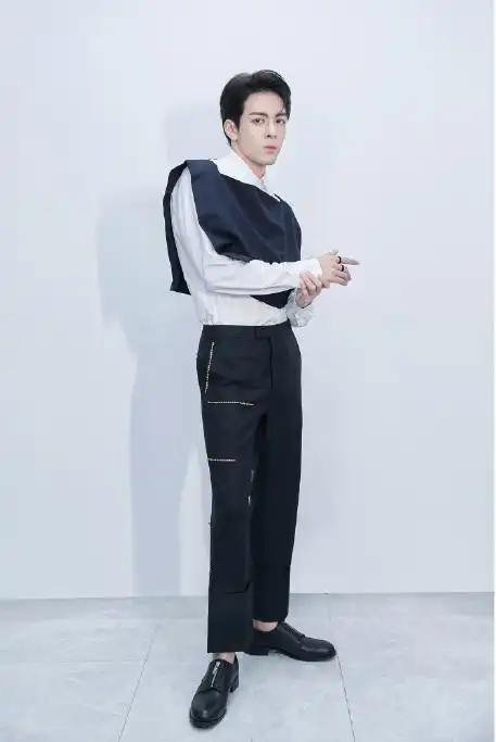 演员曾舜晞魅力绅士活动照图片[2/9]_明星_美桌网