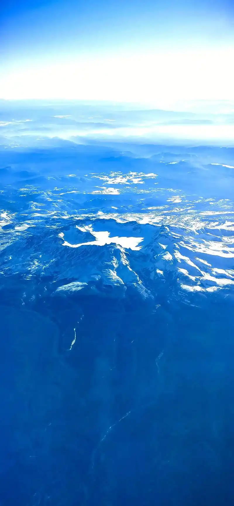 长白山天池全貌,何其有幸能够相见.返京途中,在飞机上看到的一 - 抖音