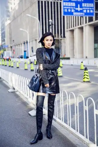 袁姗姗——软呢拼接机车外套,搭配黑色漆光皮质半裙和过膝黑色长靴