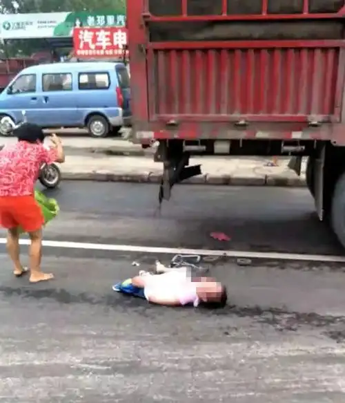 唐河铁路桥附近大货车压住一小女孩,请远离大货车致命盲区!