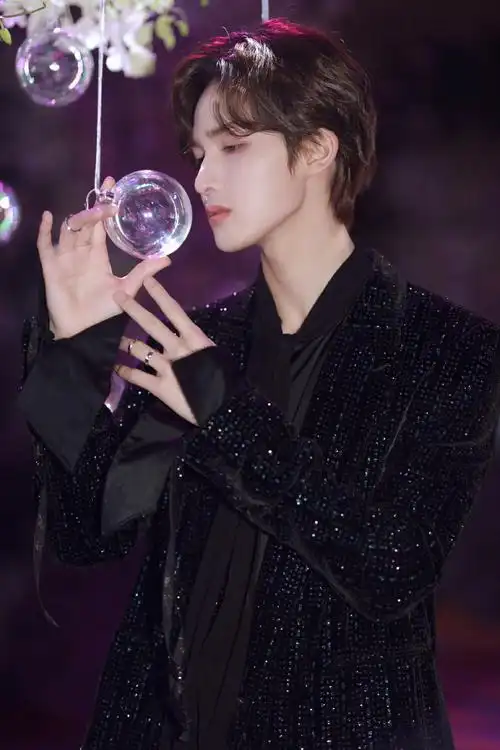 朱正廷慵懒卷发优雅写真图片28