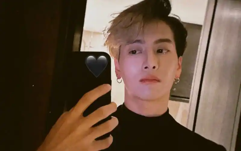 【王嘉尔】最新自拍,哈斯哈斯帅呆了,双拼发色无人能敌