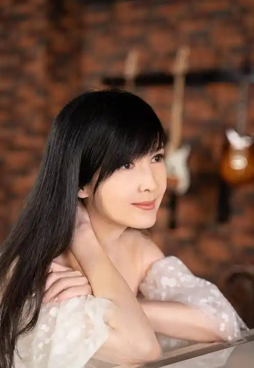 周慧敏:一生只爱一人,坚持只留一个发型,37年没变化_刘海_额头_脸型