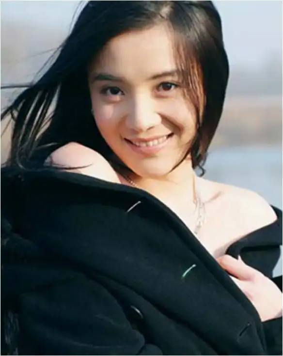 宋佳毕业于上海戏剧学院,2006年刚出道演艺圈的她便于刘嘉玲,胡军合作