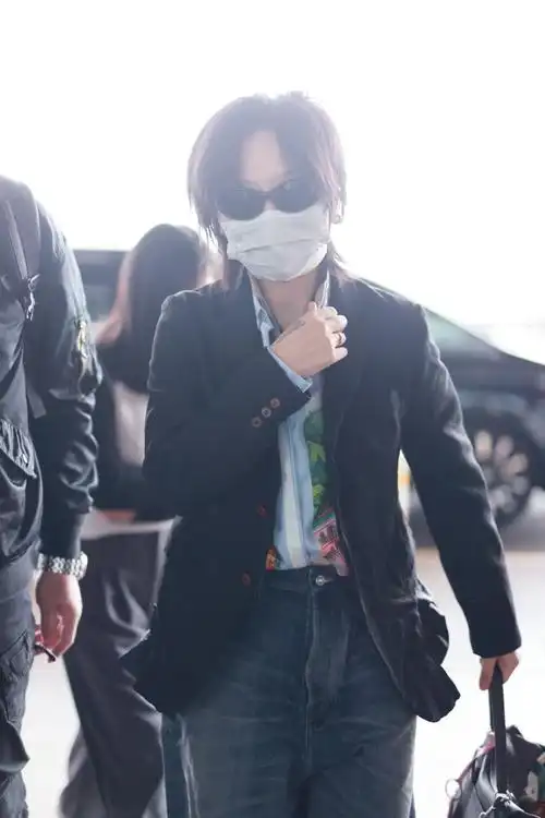 置顶周笔畅超话#周笔畅出道19周年快乐#这谁顶得住啊!老公