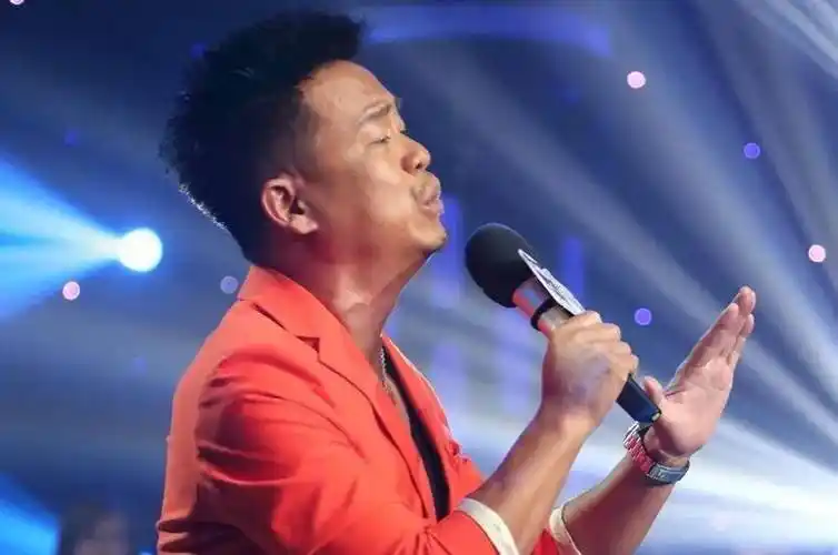 孙浩从歌手到演员,靠实力翻身,55岁和青梅竹马各自单身