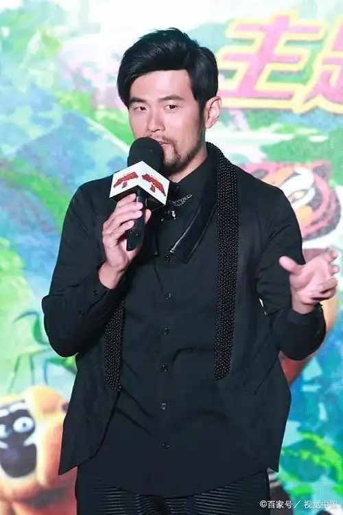 姚明留胡子,坐镇武汉督训中国男篮,和周杰伦陈道明同款o型胡须