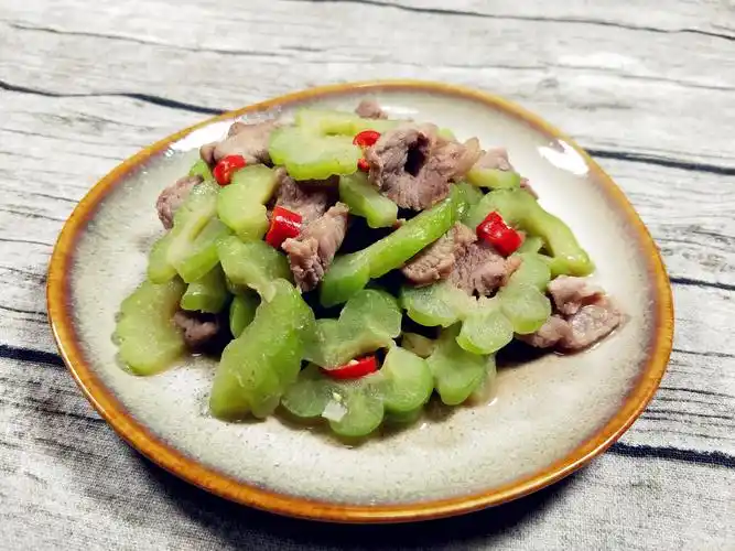 炒苦瓜时,到底要不要焯水?很多人做错了,难怪味道苦,还难吃!