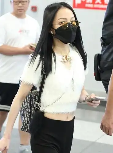 张韶涵穿黑色长裤勾勒出曲线美,身材好就是任性,露脐装随便穿