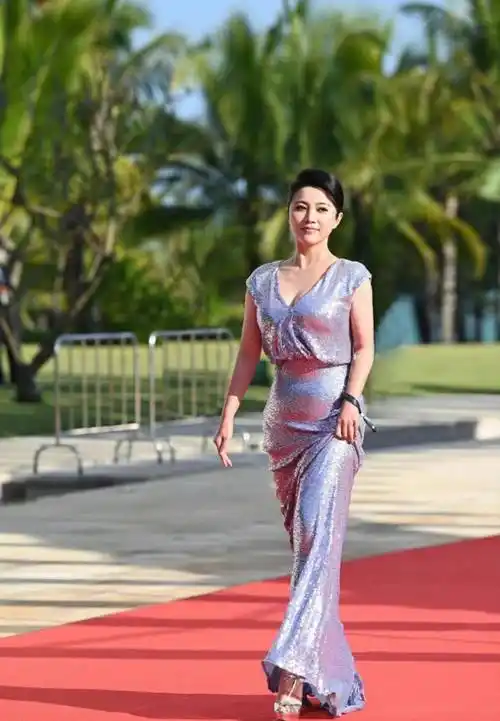 颜丙燕才是真的肥而不腻,欧风打扮不高调却性感,小肚子很真实_造型