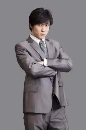 对方是一位80后年轻男演员,并指名道姓称对方叫王玮,是话剧中心的演员