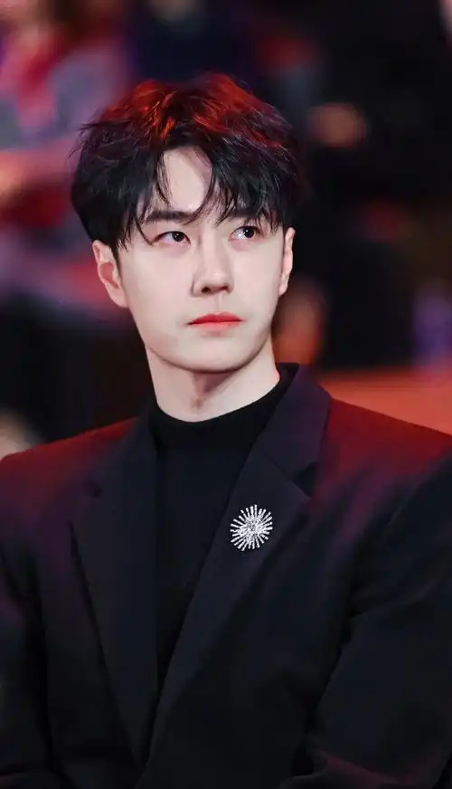 酷的姿态携手同行@uniq-王一博有你有我#王一博#王一博自修|拿图92