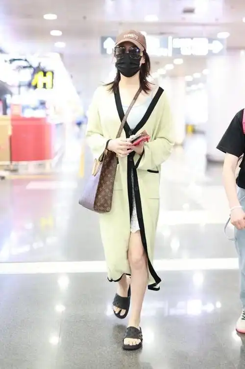 张馨予穿身穿长款针织开衫穿拖鞋搭棒球帽青春阳光好气质