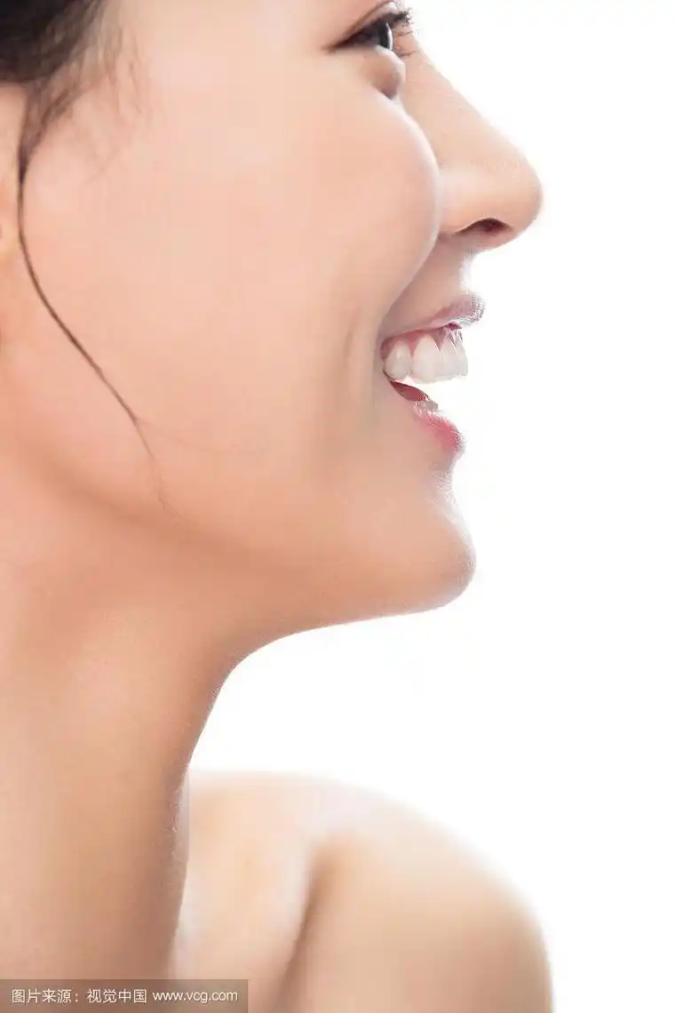 青年女人自信的笑容侧脸