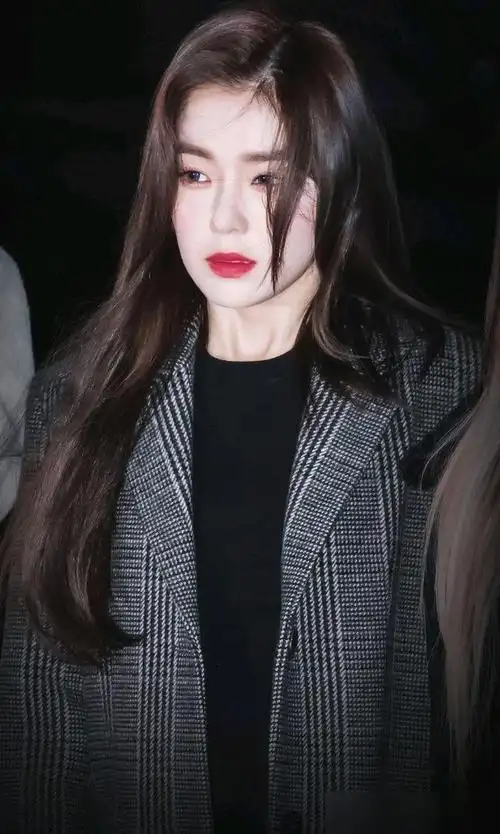 裴珠泫身穿简单的条纹西装加黑色内搭,整体非常的简约,而脸上即使是在