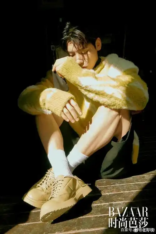 王子异芭莎大片演绎复古画家,身材健硕有型,延续剧中荷尔蒙爆棚