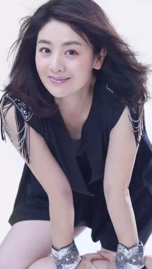 李佳璘唯美时尚写真照,气质优雅,甜美可人