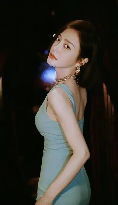 明星写真照女神秦岚气质成熟女人味十足波涛汹涌