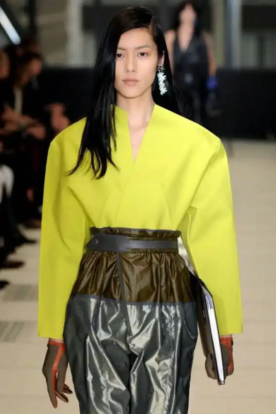 刘雯t台走秀气场全开,鞋子却巨丑,连大表姐都拯救不了!